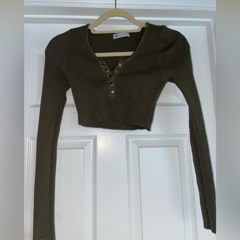 Olive Green Long Sleeve Crop / Size: Medium / Brand: Viral Fash (Boutique)